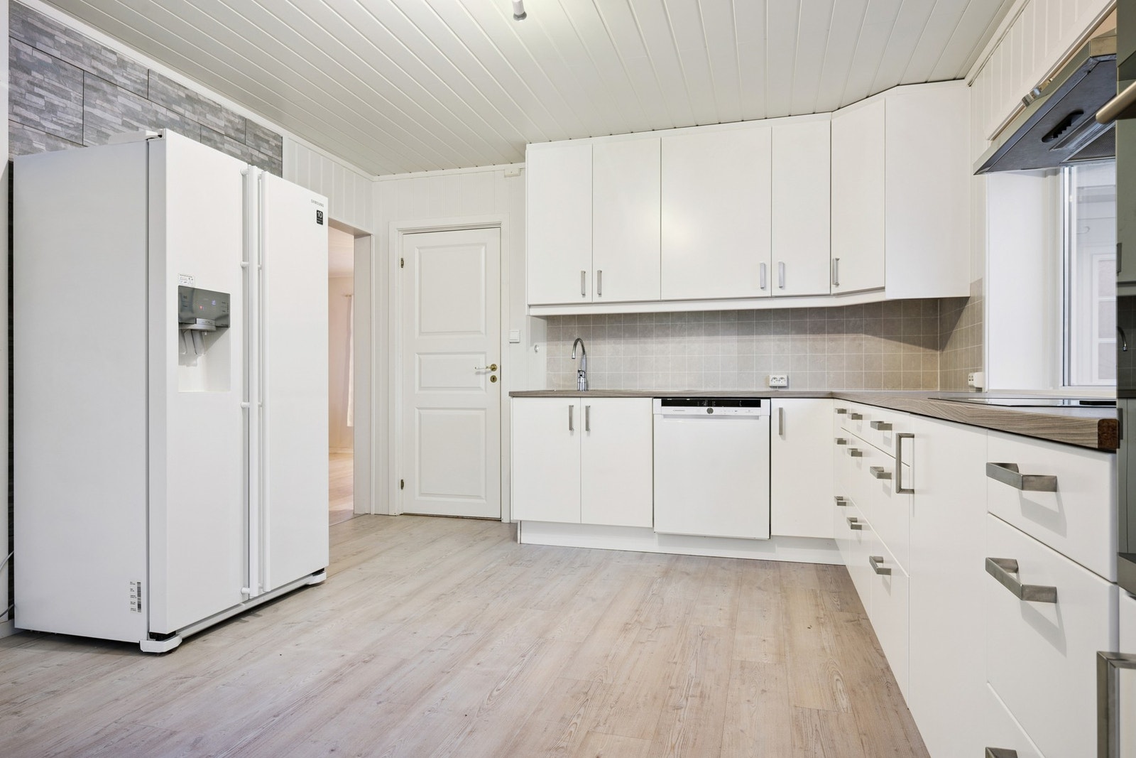 God arbeidsplass, rikelig med skapplass og praktisk planløsning som gir rom for både matlaging og måltider Galleribilde