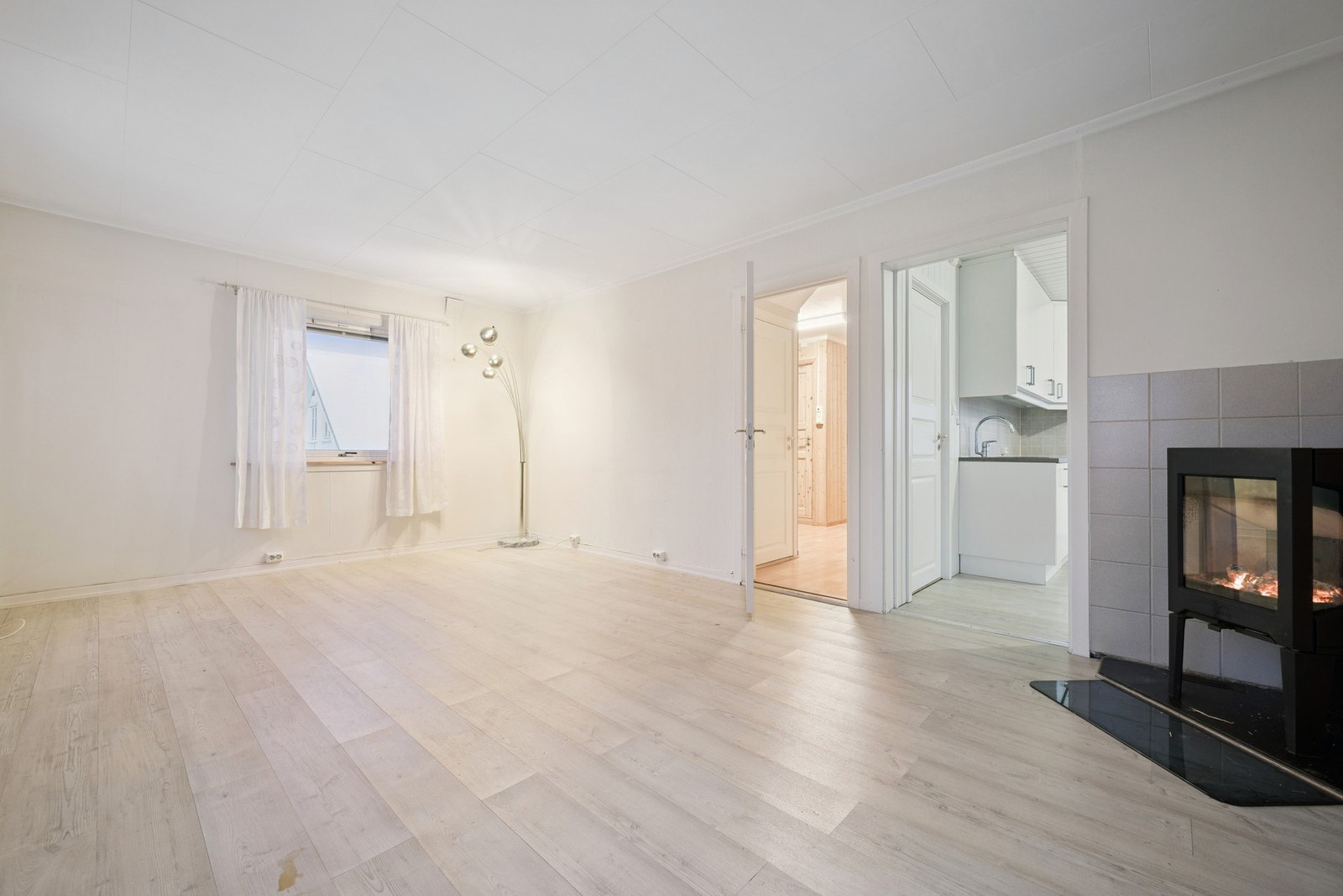 Vedovn i stuen som gir ekstra varme og en hyggelig atmosfære Galleribilde