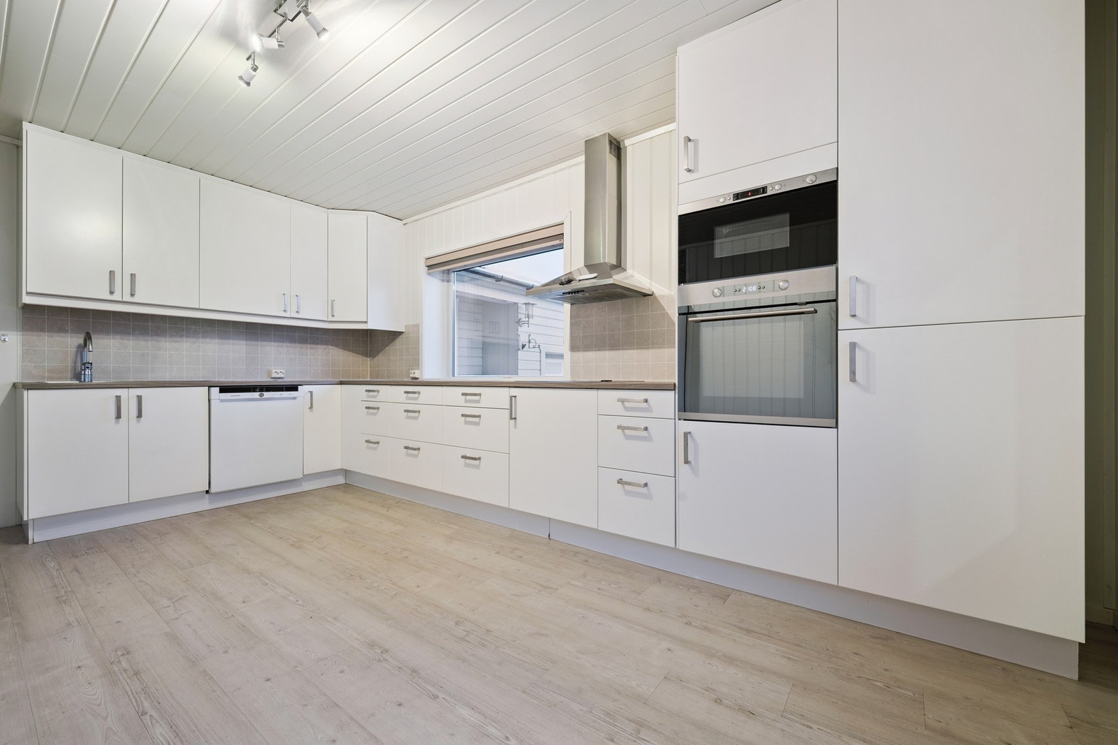 Romslig kjøkken med moderne innredning fra 2013 Galleribilde