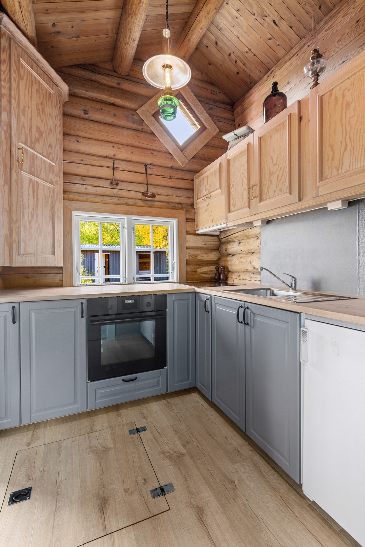 Integrert stekeovn og koketopp, frittstående kjøleskap. Galleribilde