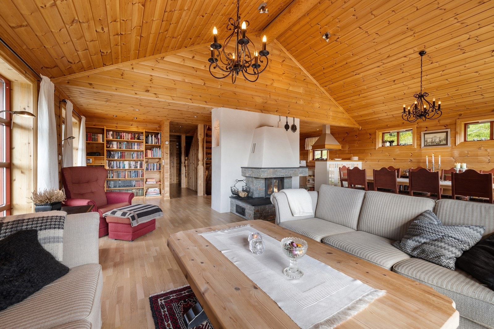 Stor stue med god takhøyde og åpen løsning inn til kjøkken gjør dette til et sosialt allrom. Galleribilde