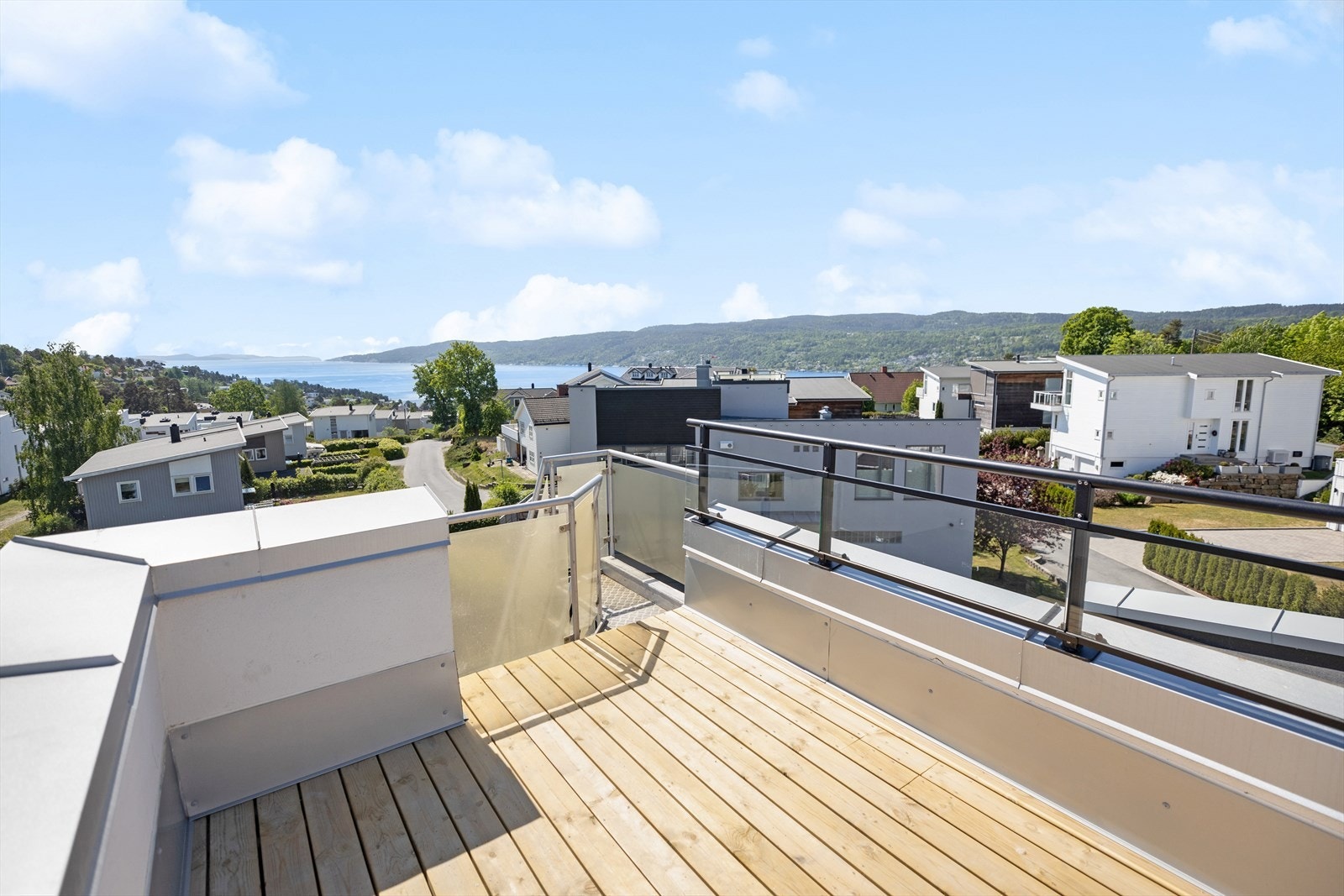 Flott takterrasse på ca. 7 m² med nydelig fjordutsikt Galleribilde