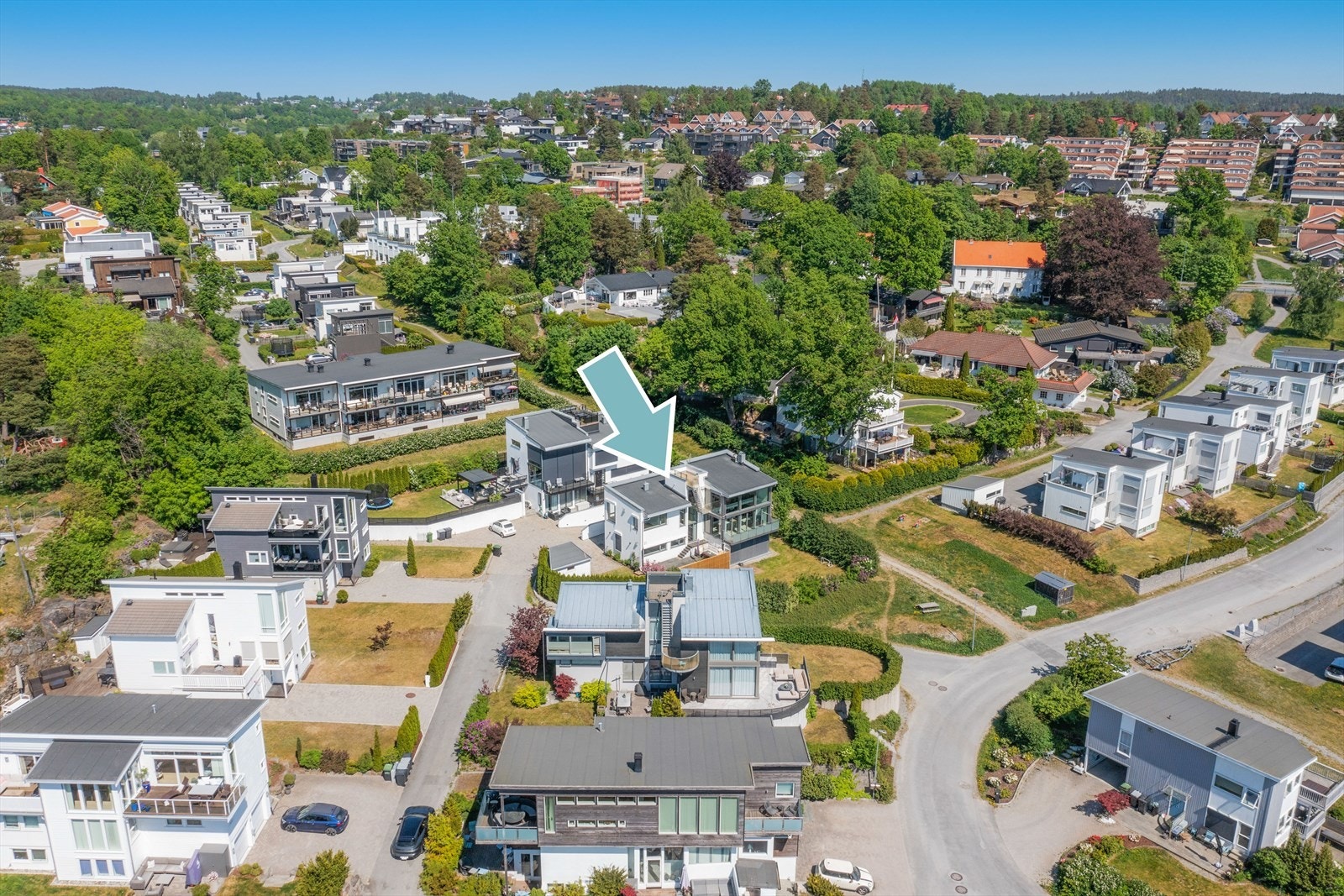 Boligen har solrik beliggenhet på pent opparbeidet hjørnetomt Galleribilde