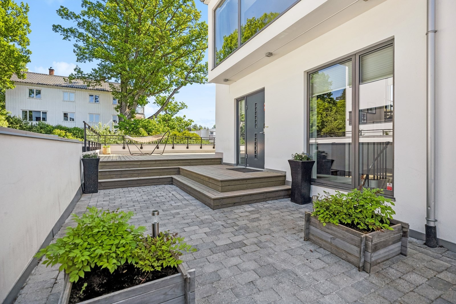 Boligen har et pent, steinlagt inngangsparti Galleribilde