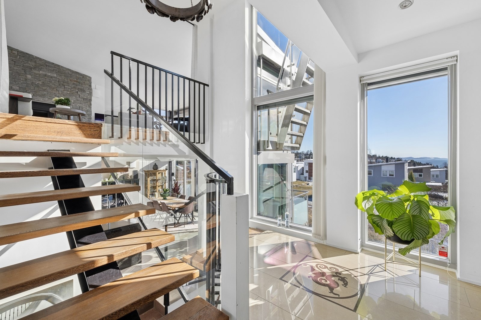 Mye vinduer og naturlig lys inn Galleribilde