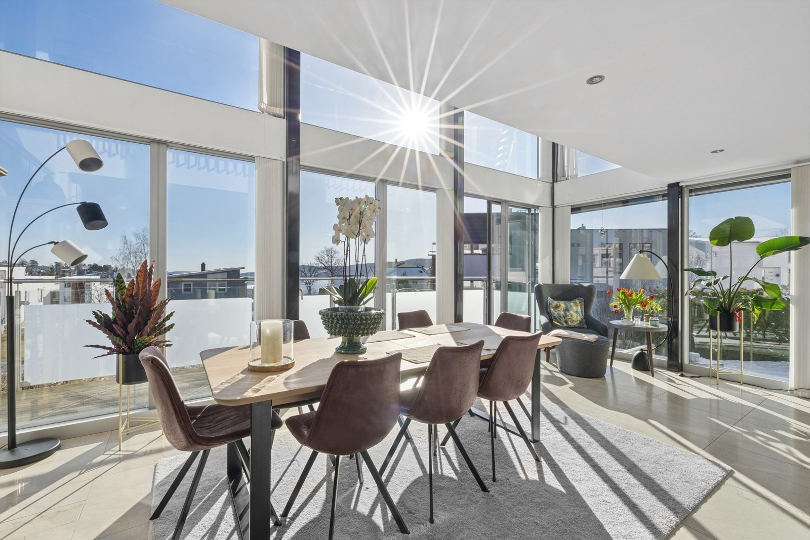 Det er god plass til stort spisebord - her kan man invitere til stort selskap Galleribilde