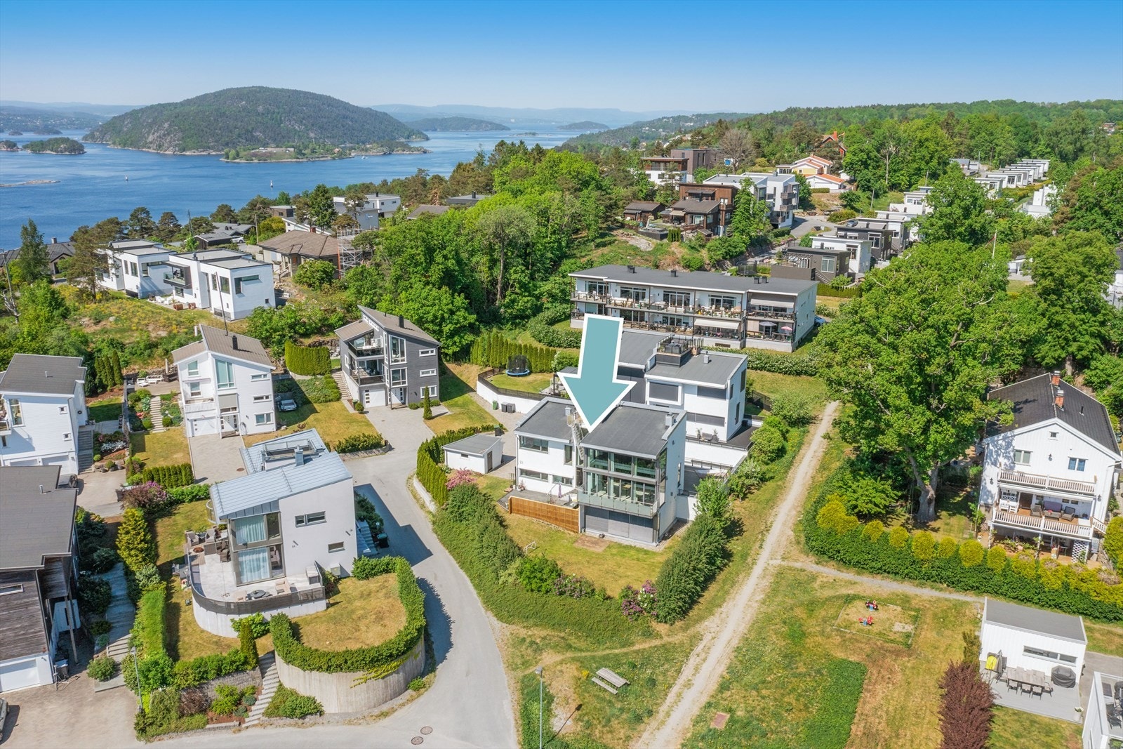 Boligen har solrik beliggenhet på pent opparbeidet hjørnetomt Galleribilde