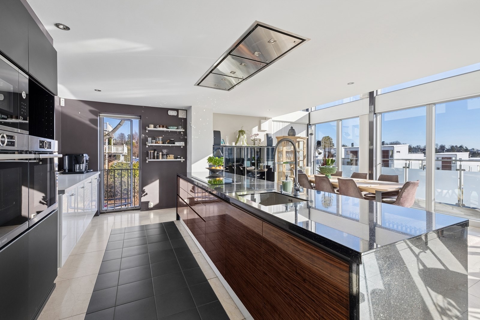 Kjøkkenet befinner seg på et eget plan Galleribilde