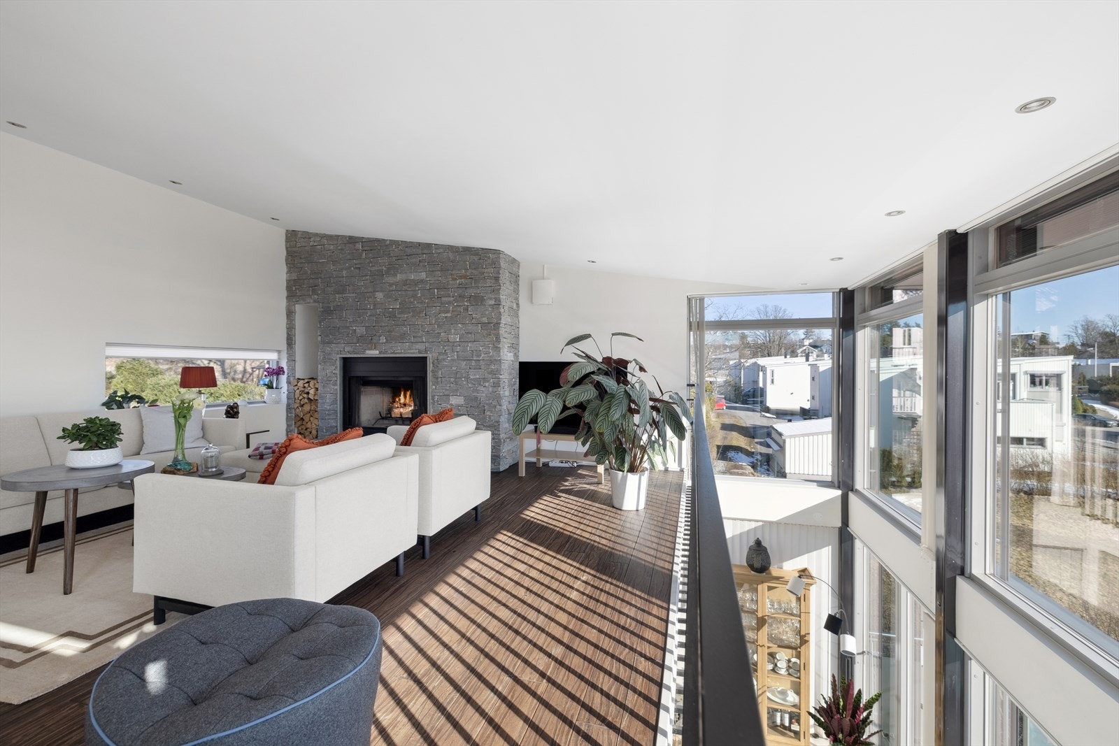 Stuen har ildsted, som gir ekstra varme og kos på kalde dager Galleribilde