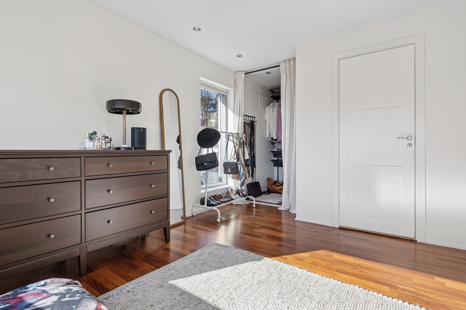 Romslig soverom i 1. etg. med adkomst til eget baderom Galleribilde