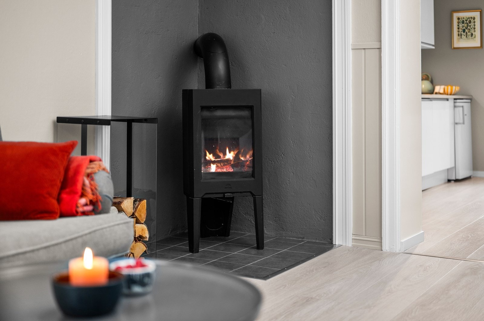 Leiligheten varmes opp elektrisk og med behagelig vedfyring. Vedovnen er ny fra 2023. Galleribilde