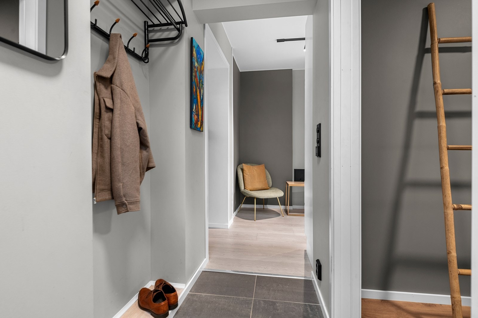 Innbydende entré på 2,6m² med god plass til oppbevaring. Galleribilde