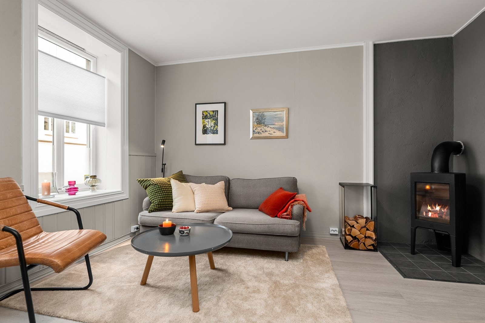 Det medfølger bod i kjeller og loft på til sammen 13m². Det er nytt strømanlegg, lagt varmekabler i gang og oppgradering av sikringsskap i 2023. Galleribilde