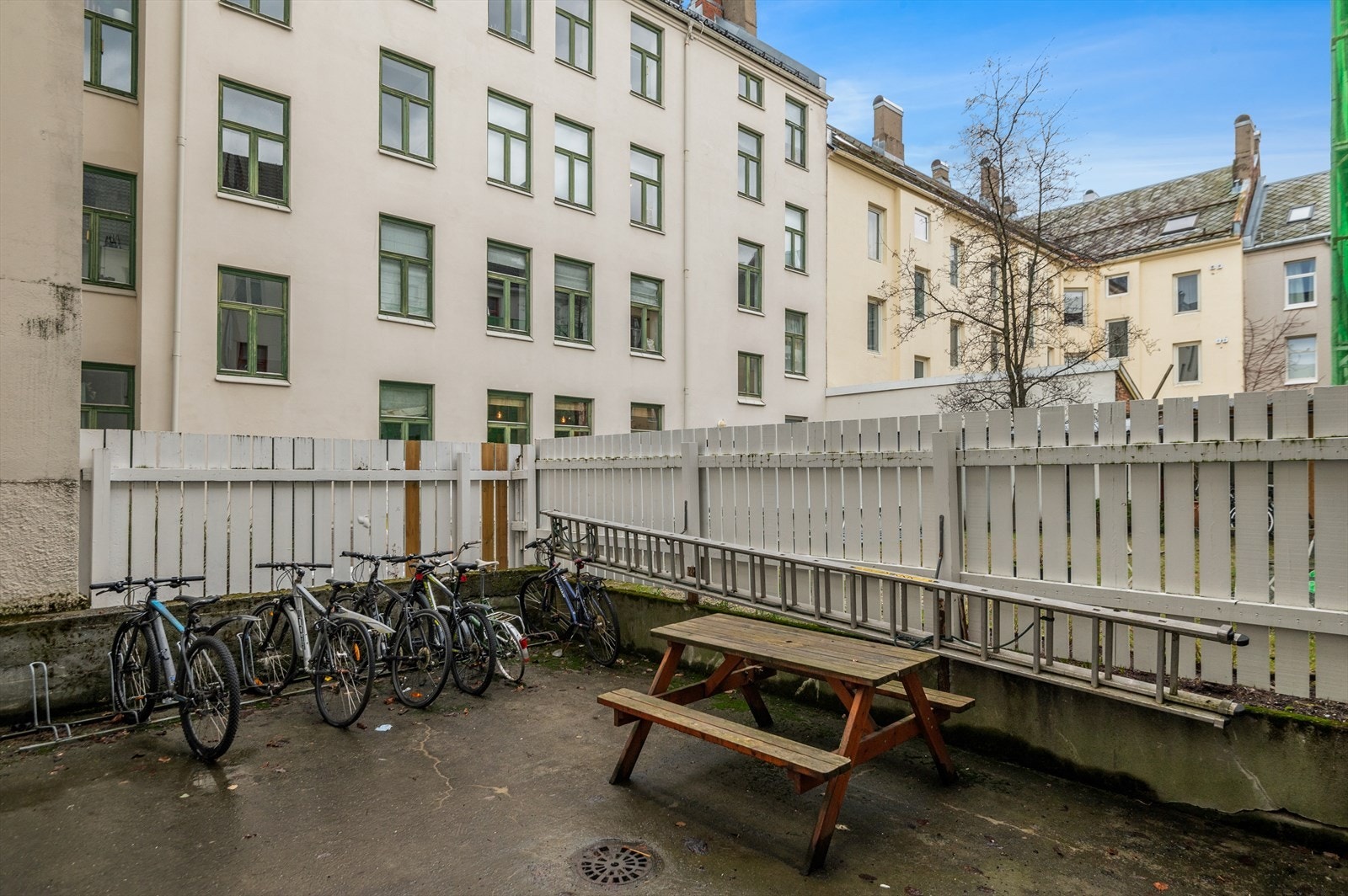 Felles sykkelparkering i bakgård. Galleribilde