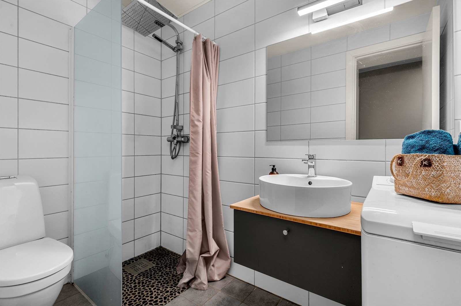 Pent flislagt baderom på 3,2m². Det er selvsagt gulvvarme som varmekilde. Badet er nytt fra 2016. Galleribilde