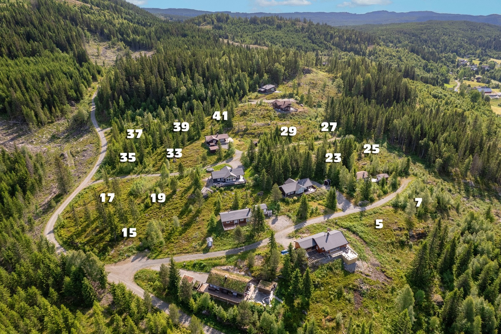 Tomtene ligger med utsikt mot vest, og gode solforhold. Galleribilde