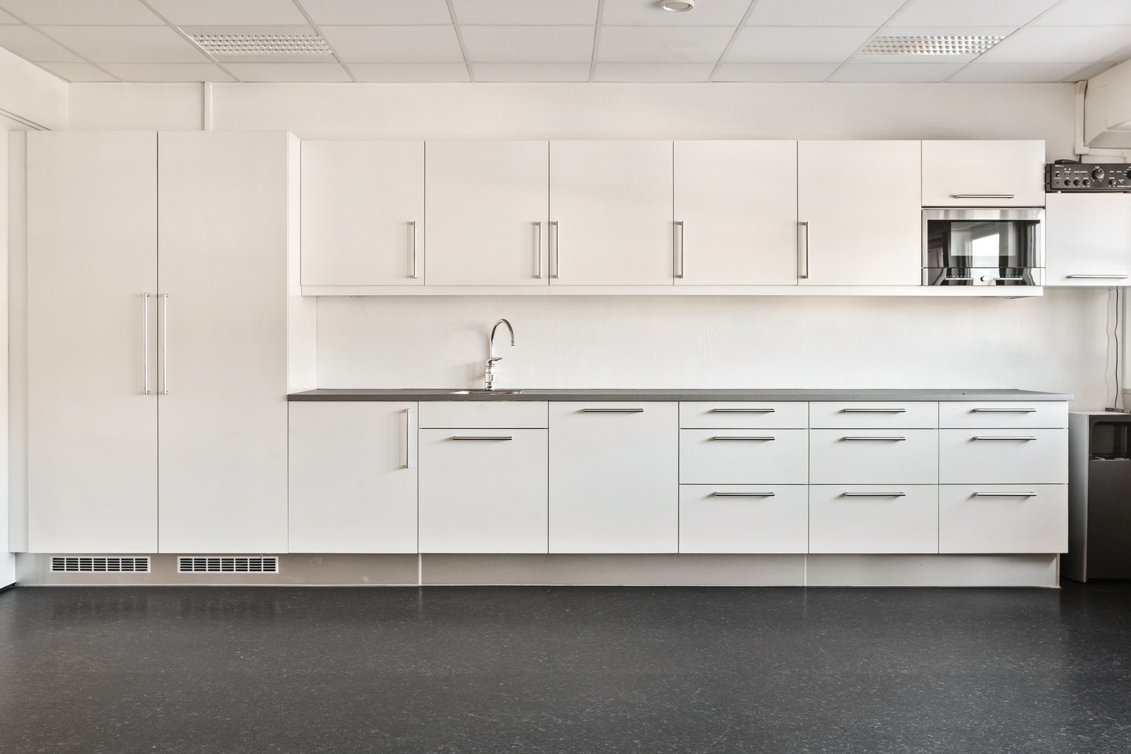 Det er felles spiserom for 3.etasjens leietakere. Vi har i tillegg anledning til å lage et lite areal med kaffemaskin etc inne på eksklusivt areal ved ønske. Galleribilde