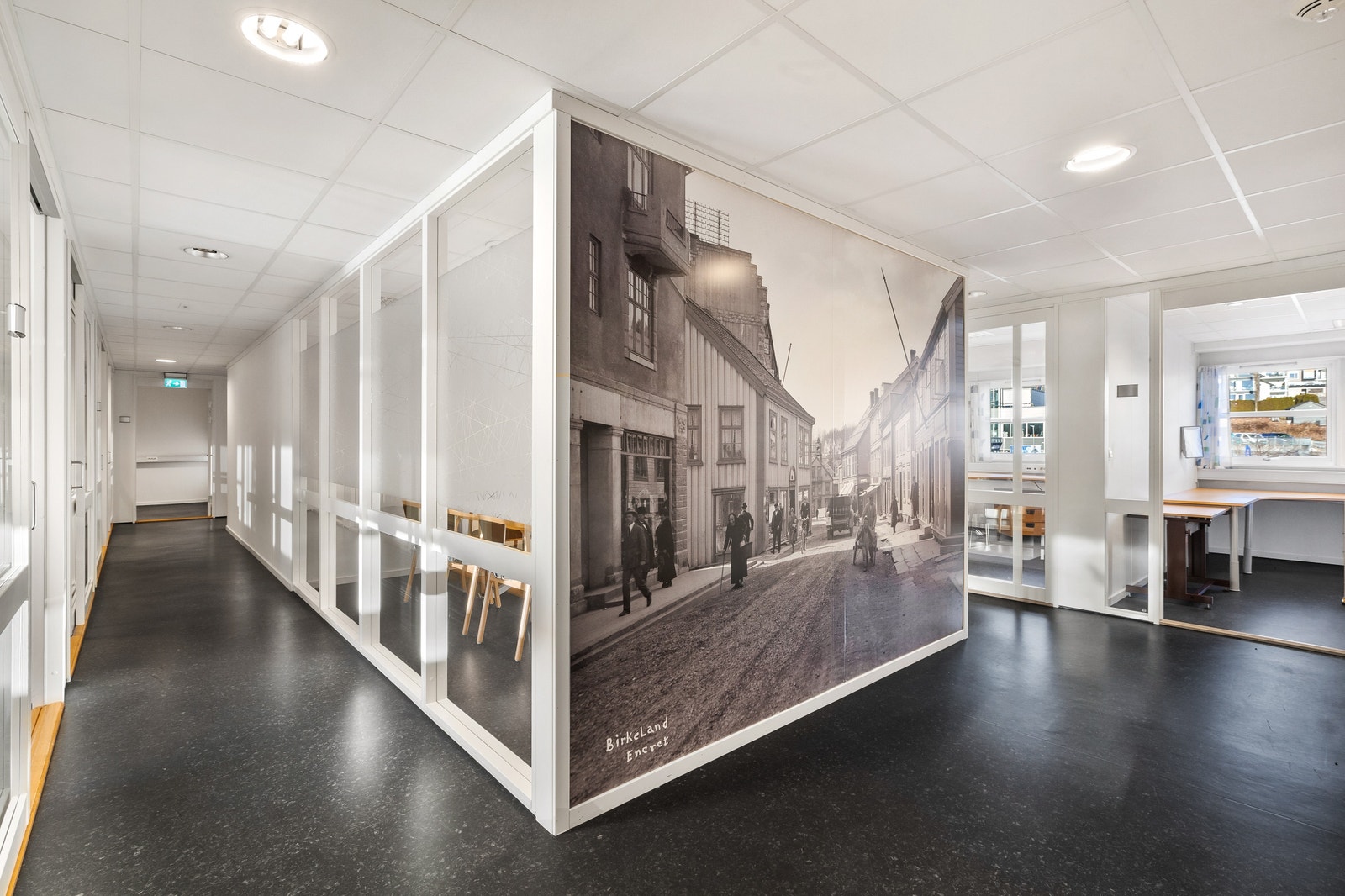 Arealene er lyse og pene som de står i dag. Kan med enkle grep tilpasses ny leietaker. Galleribilde