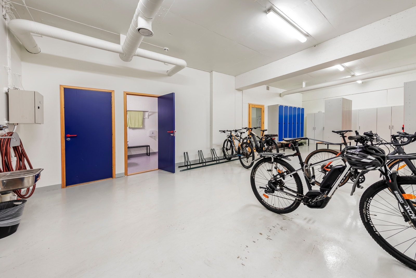 Felles sykkelparkering og garderobe i kjelleretasjen. Galleribilde