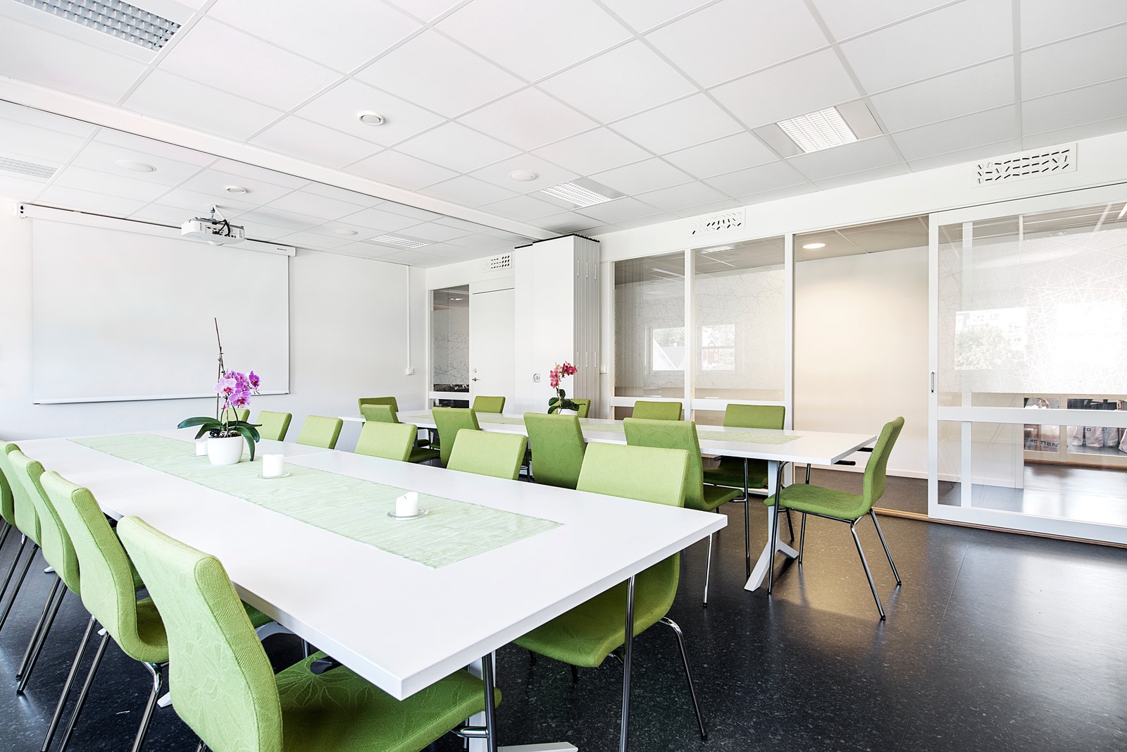 Muligheter for møteaktivitet med screen og skillevegg på felles spiserom. Booking av arealet online kun for leietagere på gjeldende etasje. Galleribilde