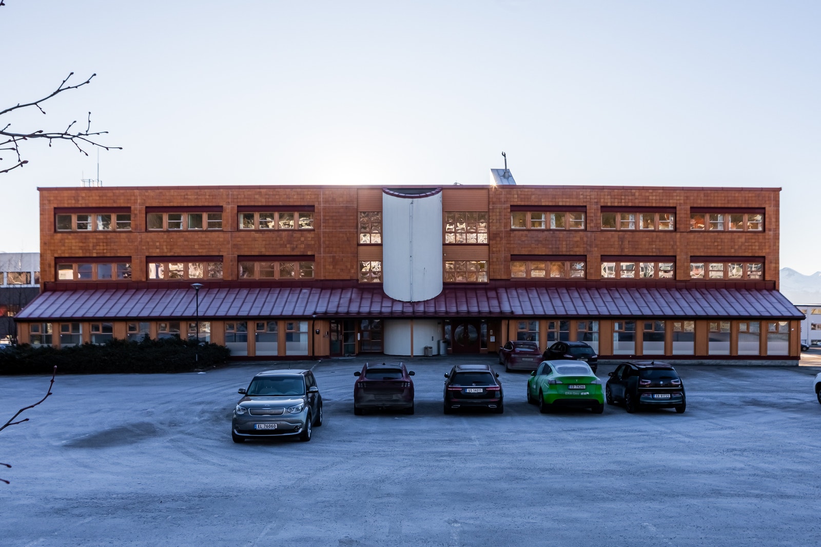 Stor parkeringsplass som tilhører eiendommen. Galleribilde