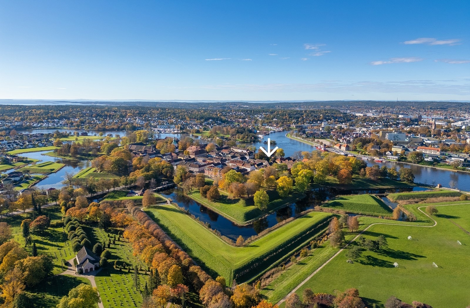 Her trår du inn i historien. Omgivelsene i Nord-Europas best bevarte festningsby, Gamlebyen, oser av historisk skjønnhet, både i bygninger og natur. Galleribilde