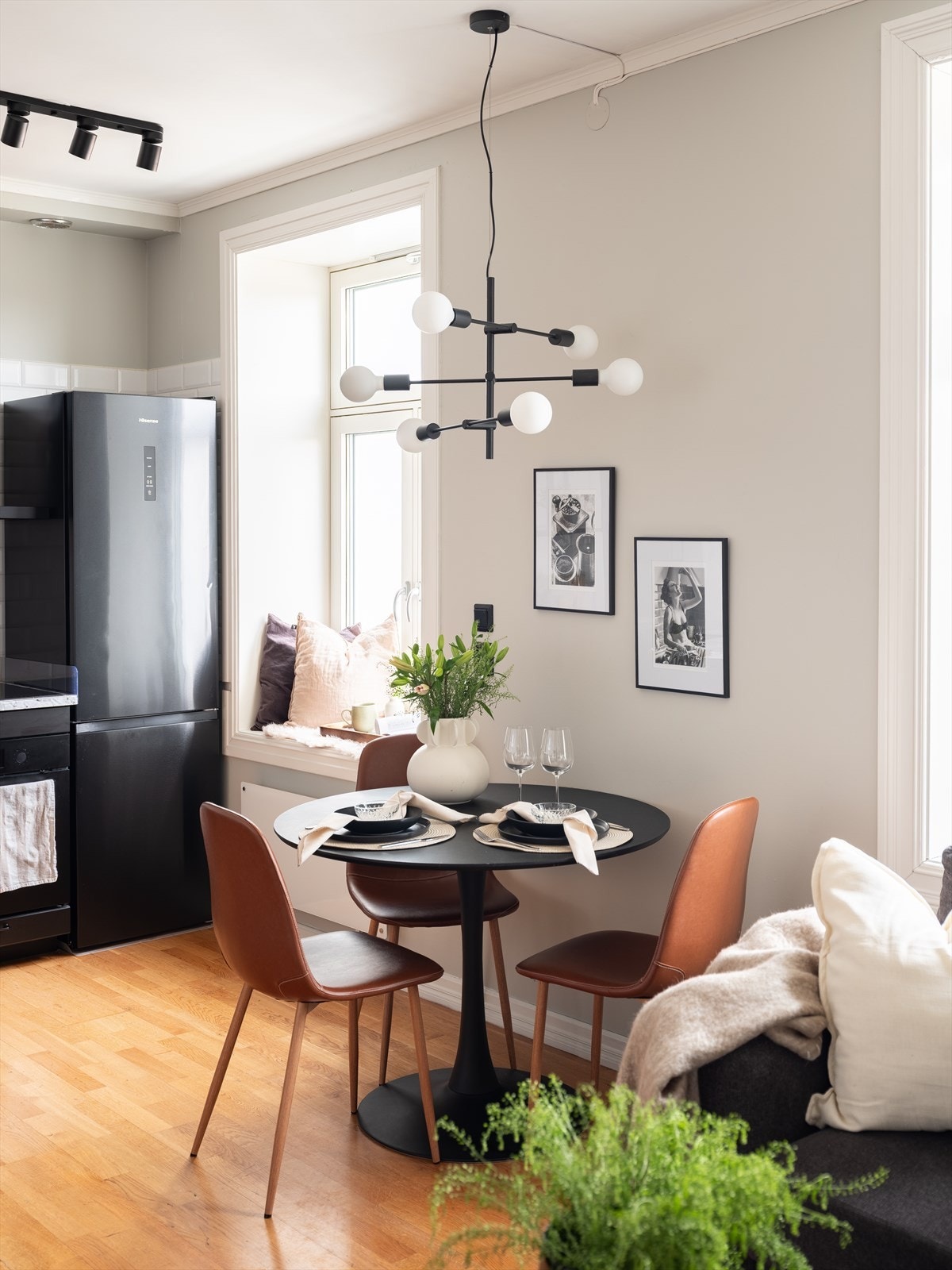 Leiligheten har en gjennomtenkt planløsning som både gir rom for spisebord og sofa, samtidig som det er romslig soverom og entré. Galleribilde