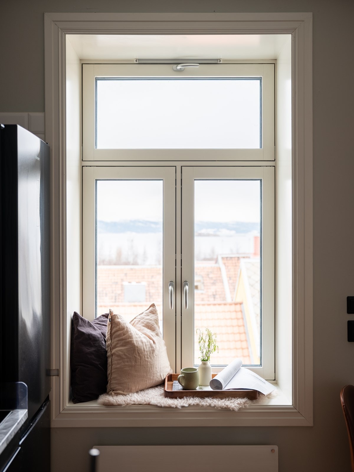 Leiligheten ligger i byggets 3. etasje og har fantastisk utsikt mot Trondheimsfjorden gjennom alle vinduer. Galleribilde