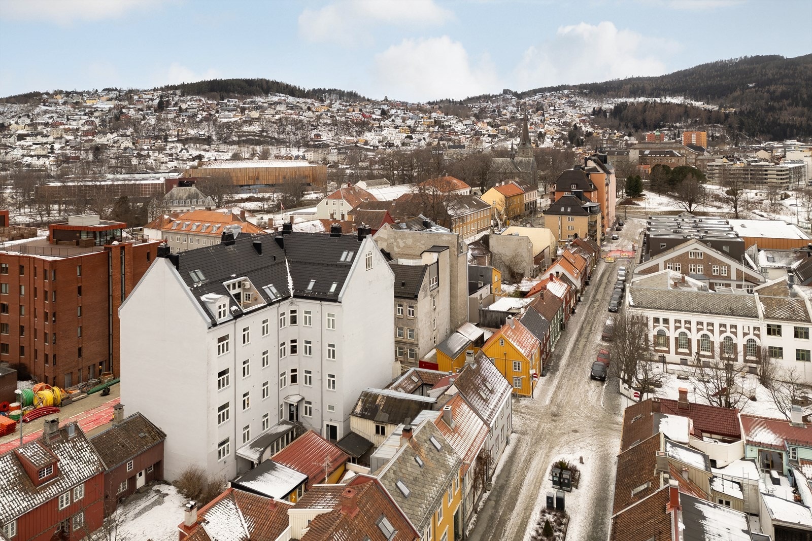 Det er gangavstand til flere studiesteder som NTNU og BI. Fra Prinsens gate / Kongens gate er det hyppige avganger med både flybuss og rutebuss som tar deg til alle bydeler, dette er kun 5 minutters gange fra leiligheten. Galleribilde