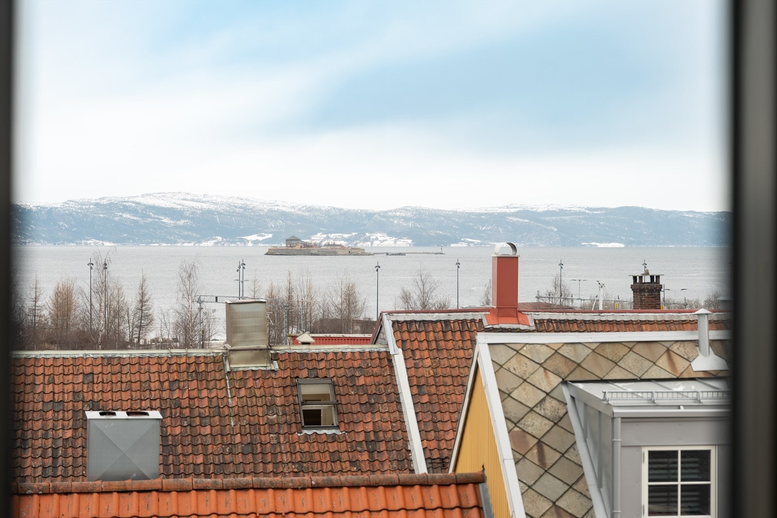Til tross for sentrumsnær beliggenhet ligger leiligheten flott til i 3. etasje mot fjorden, skjermet fra støy og uro på bakkeplan og Kongens gate. Galleribilde