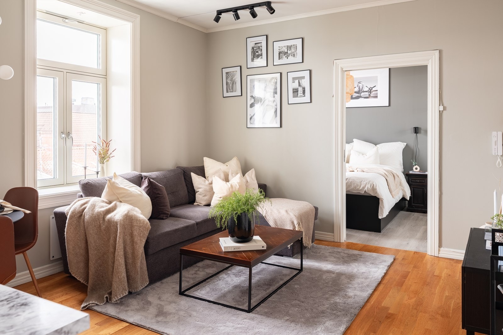 Velkommen til Kongens gate 84 - En svært delikat 2-roms selveierleilighet på 44m² i klassisk bygård. Foto: Eivind Mølnå Galleribilde