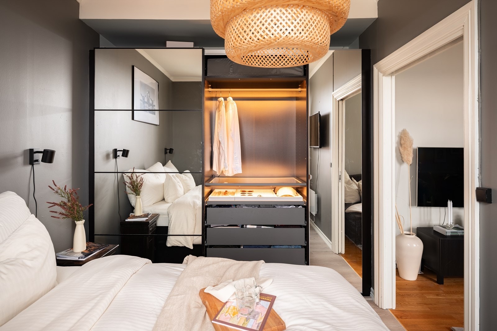 Garderobeskapet har praktisk utforming og medfølger handelen. Galleribilde