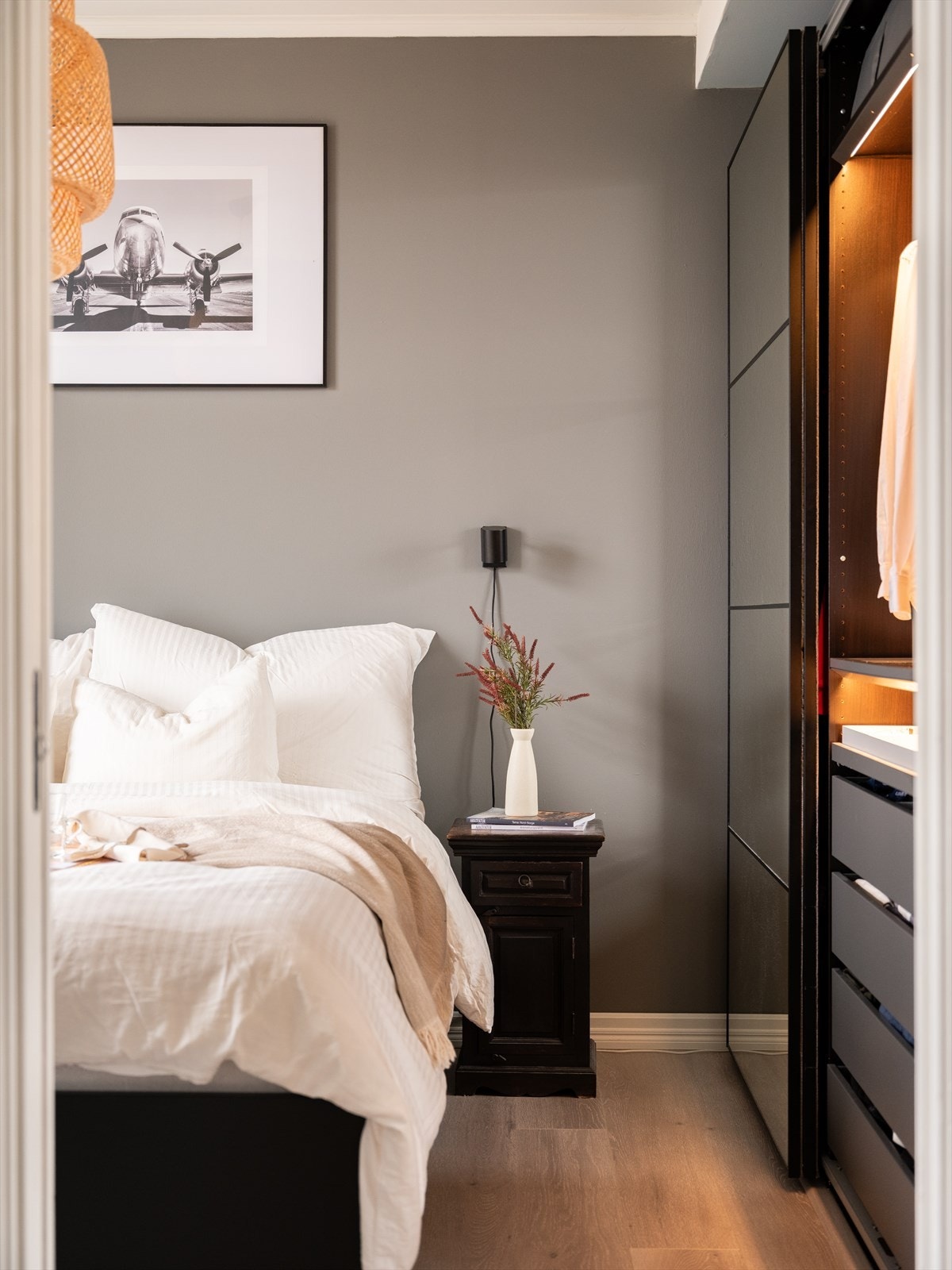 I 2021 ble det lagt nytt gulv på soverom, samt malt soverommet og stue. Galleribilde