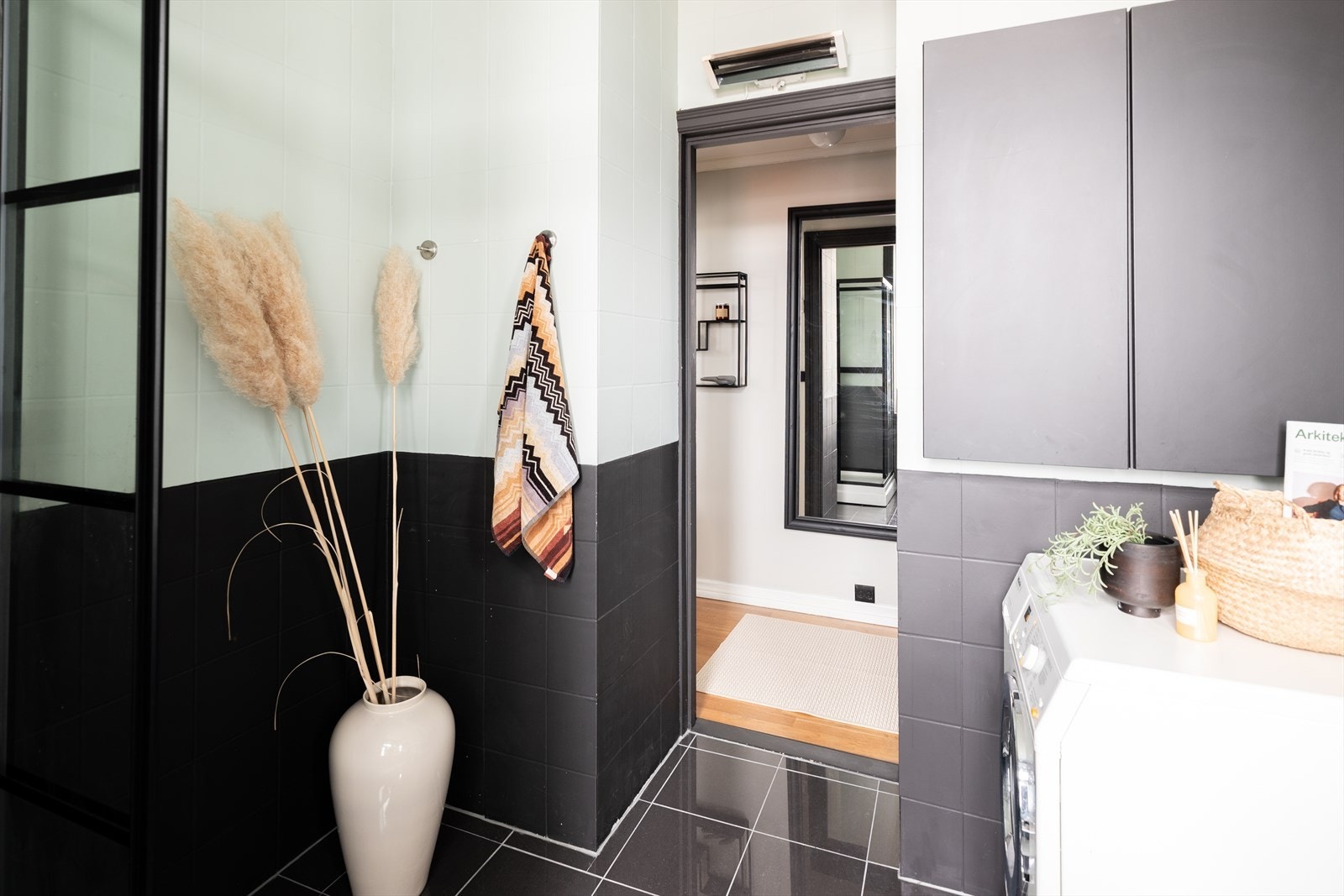 Badet ble fornyet i 2019 med blant annet ny flis på gulv og ny baderomsinnredning. Dette ble gjort av tidligere eiere. Galleribilde