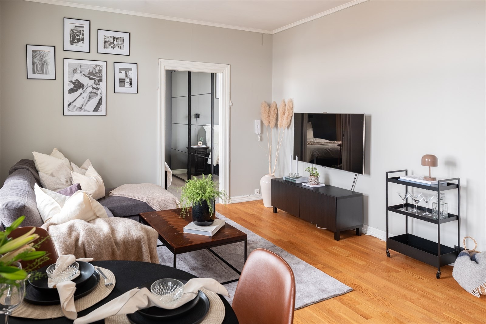 Leiligheten og bygården har vært gjennom en rekke oppgraderinger de siste årene med blant annet nytt kjøkken, fornyet bad, nytt gulv på soverom, nytt tak og vinduer for å nevne noe. Se salgsoppgave for nærmere info om oppgraderingshistorikk. Galleribilde