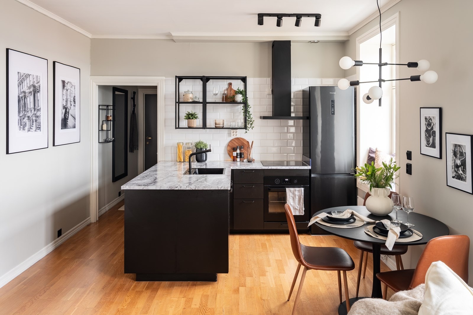 Her får du en åpen stue- og kjøkkenløsning som strekker seg over hele 23m². Leiligheten kan selges møblert etter avtale med selger. Konf. megler. Galleribilde