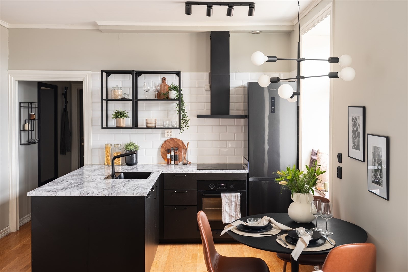 Kjøkkenet ble oppgradert i 2019 og byr på integrert oppvaskmaskin, stekeovn og platetopp. Kjøleskapet medfølger også handelen. Galleribilde