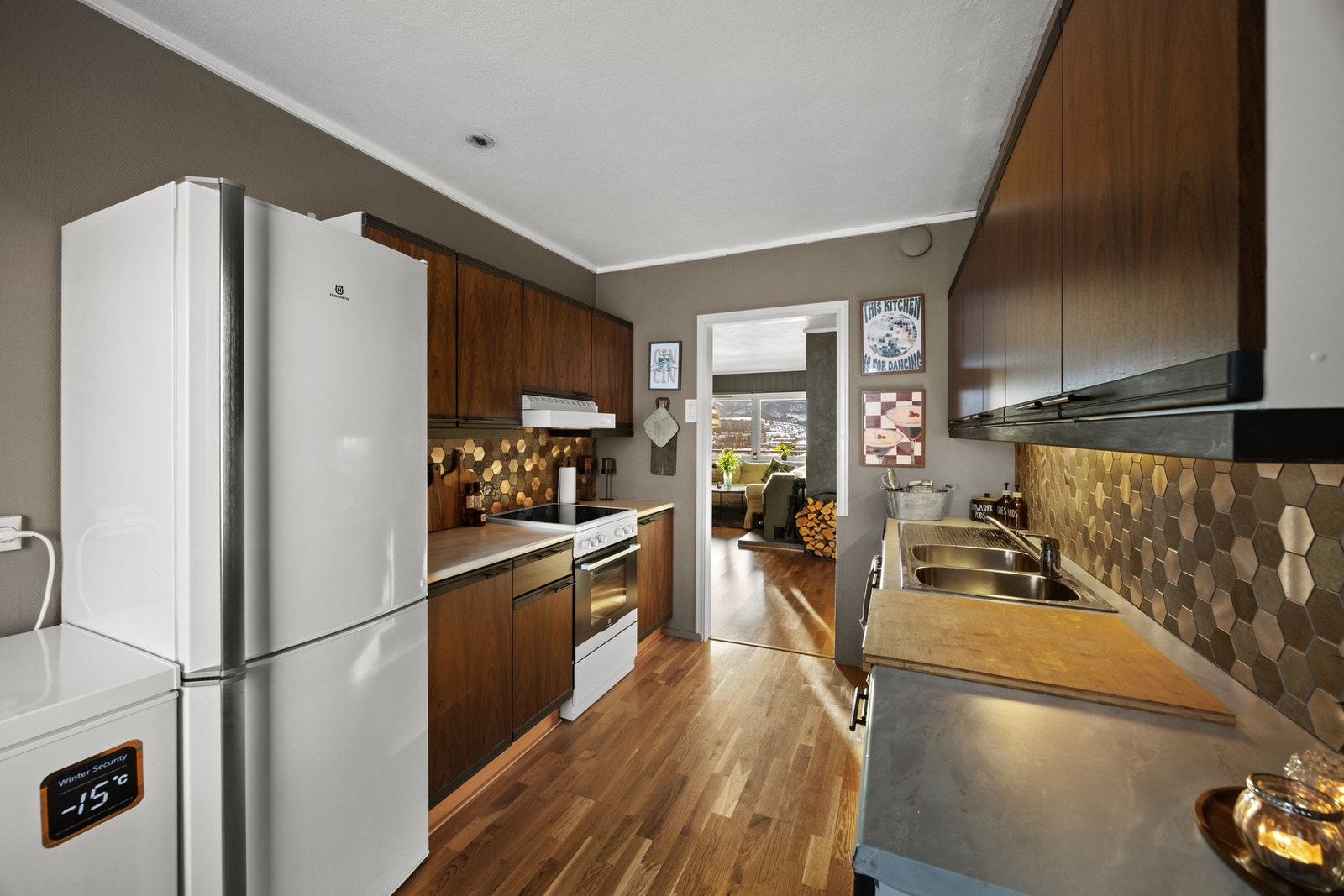 Kjøkken - 10 kvm. Innredning med avsatt plass for hvitevarer Galleribilde