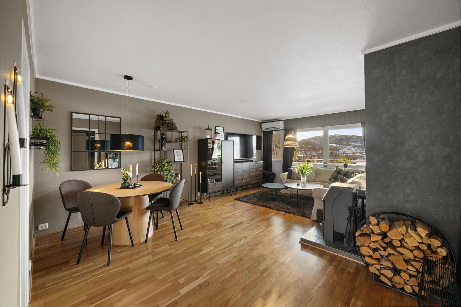 Vinduene sørger for gode lysforhold og flott utsikt Galleribilde