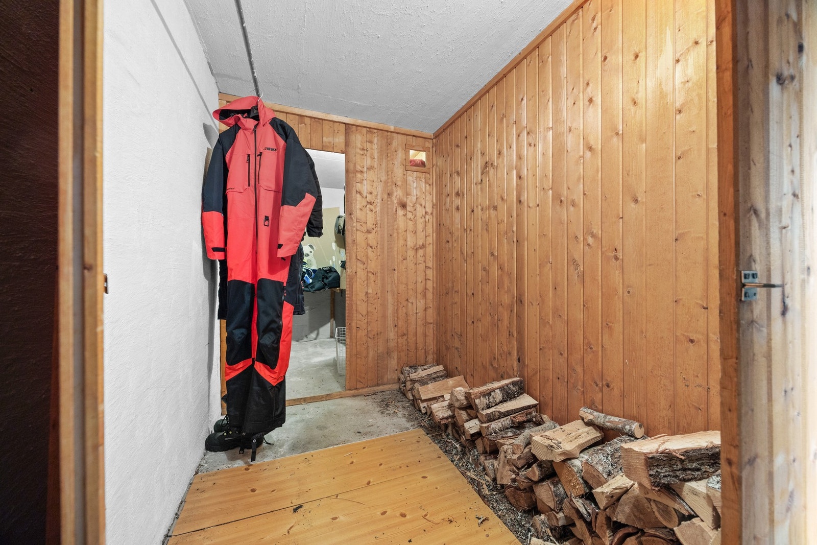 Bod i sokkeletasje av blokken. Galleribilde