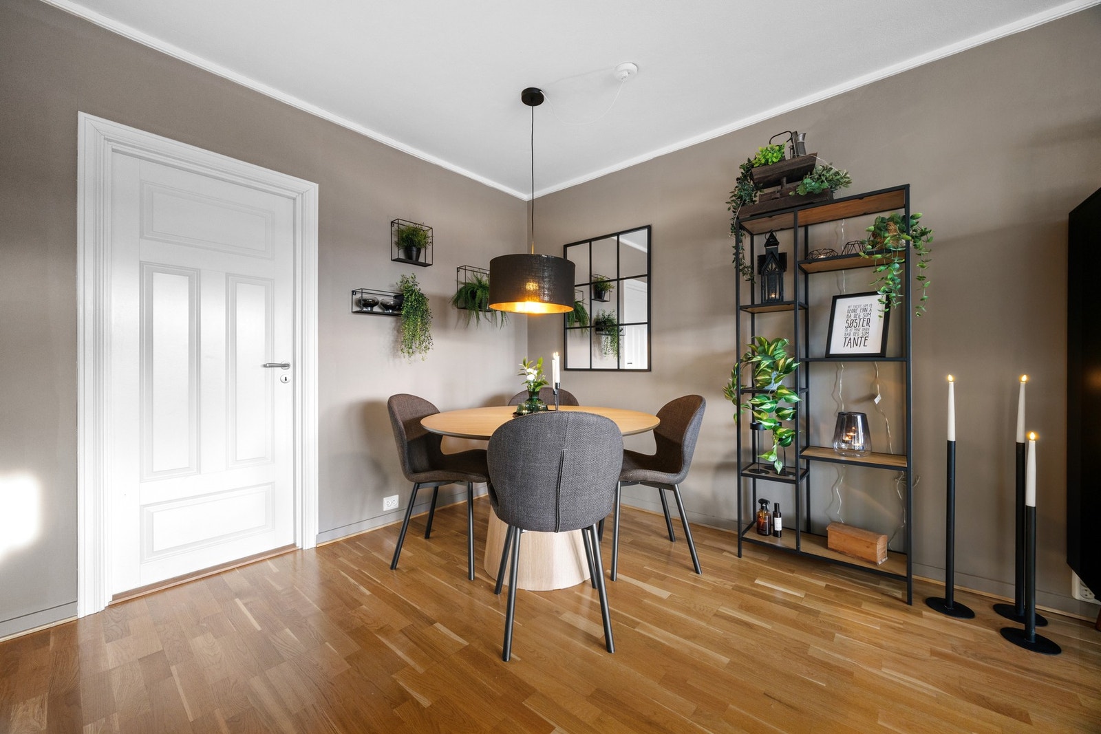 Det er god plass til både spisebord og sofa i stuen Galleribilde