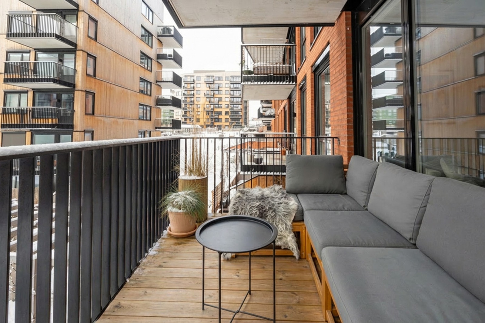 Utgang fra stue til omtrent sør-vestvendt balkong på 7,5 kvm. Galleribilde