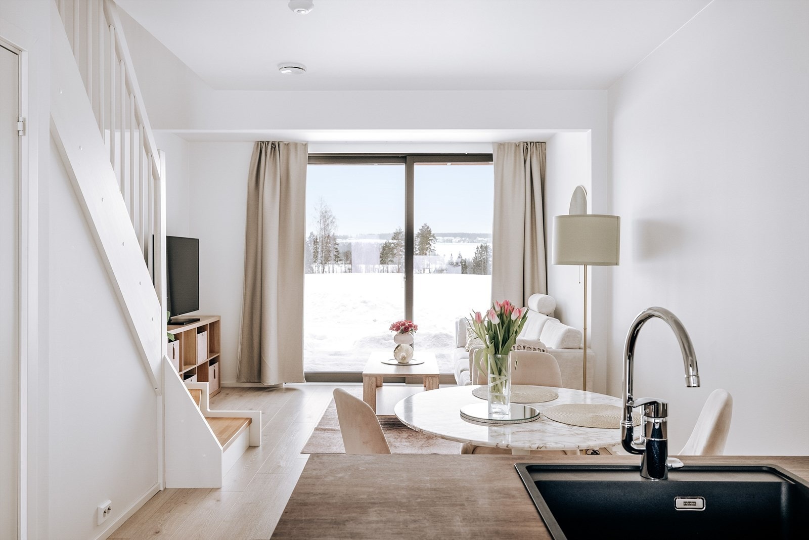 Skyvedøren ut til terrassen gir godt med lysinnslipp til rommet. Galleribilde