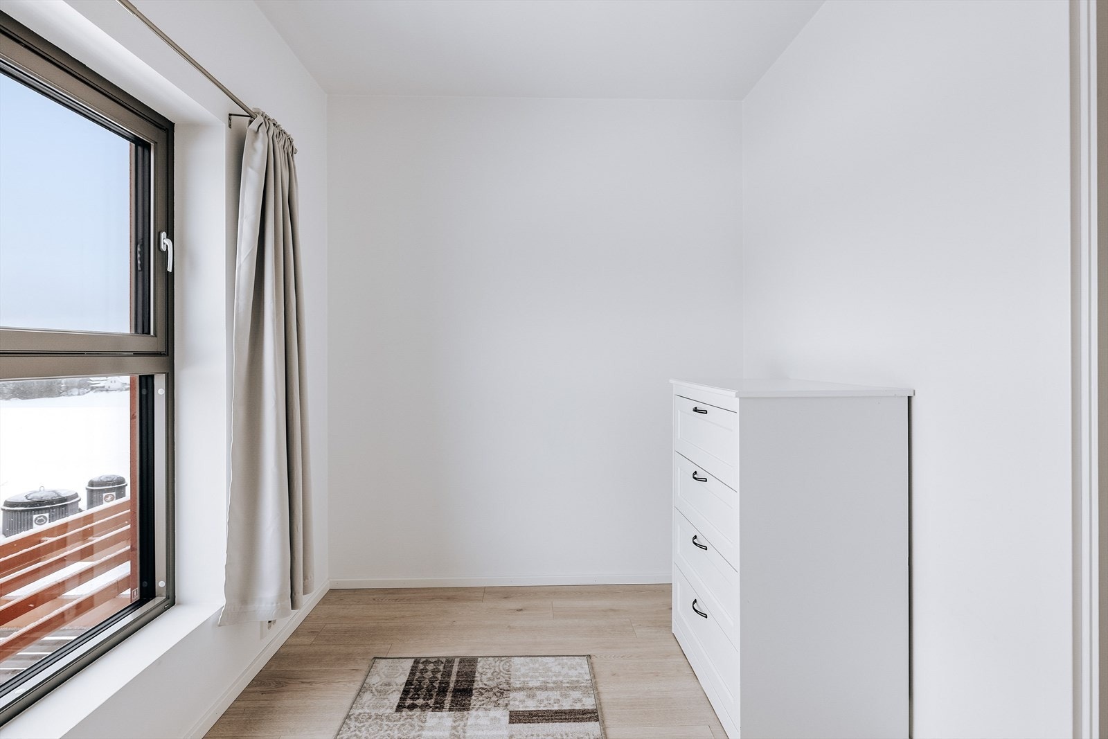 Rommet har plass til seng, garderobeskap, skrivebord eller annet ønskelig. Galleribilde