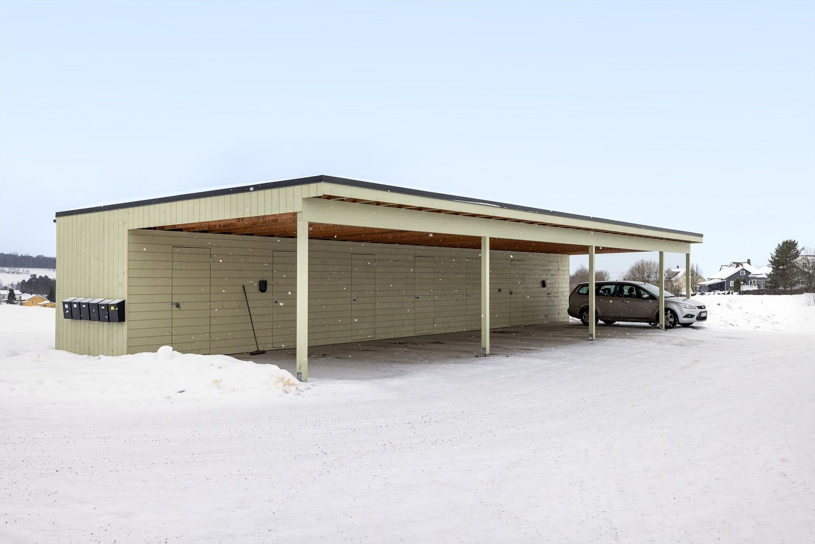 Biloppstillingsplass i felles carportrekke følger leiligheten. Galleribilde