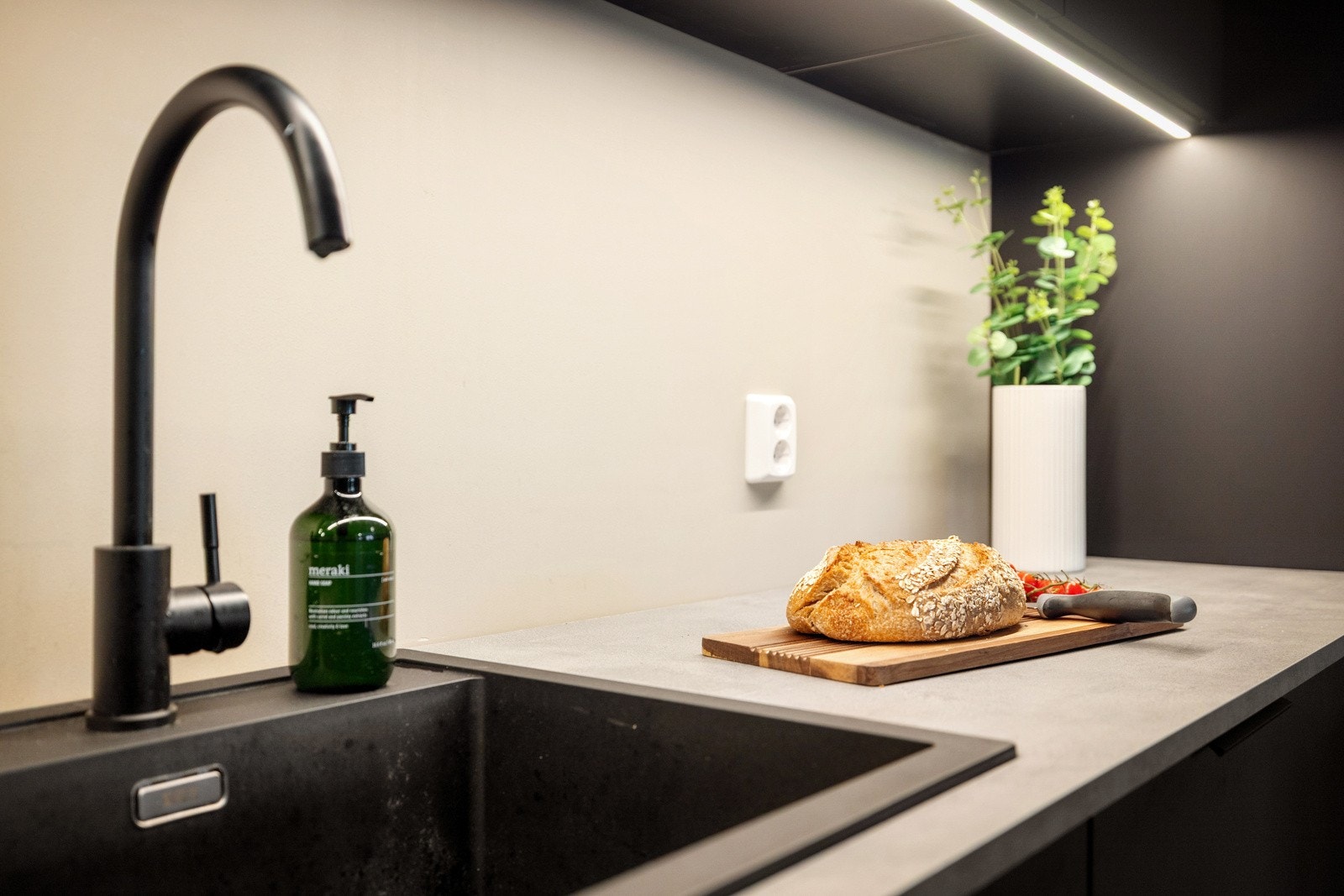 Det er integrert kjøl/fryseskap, oppvaskemaskin, induksjonstopp og stekeovn. Galleribilde