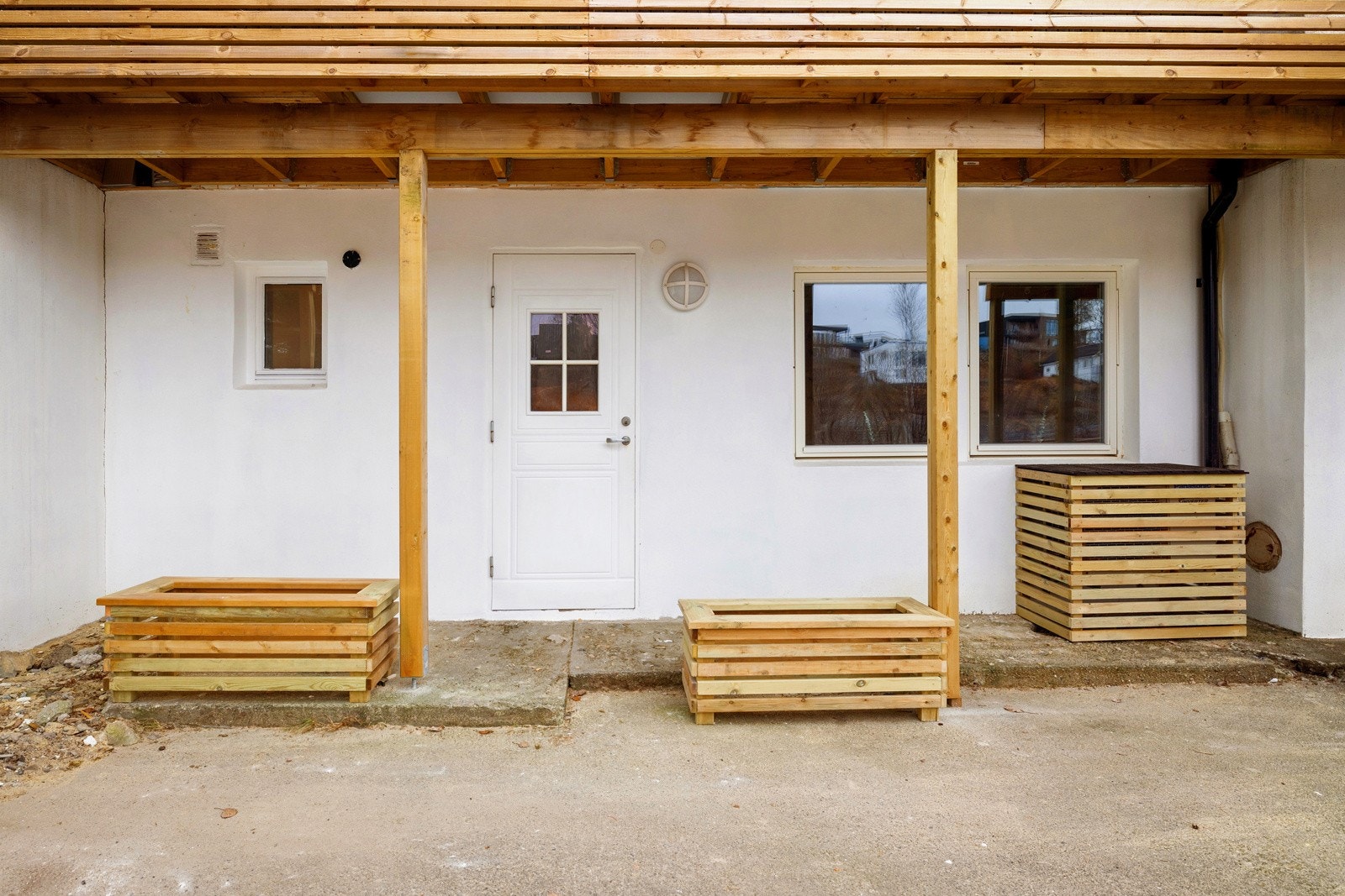 Boligen har en egen inngang til underetasjen hvor man finner soverom, bad og stue/kjøkken. Trapp til hovedetasje. Galleribilde