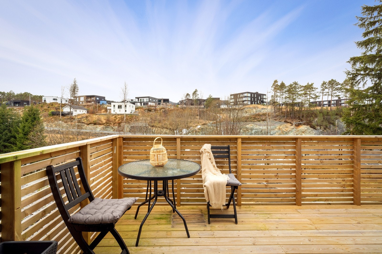 Den sjenerøse størrelsen gir god plass til utemøbler og grill. Galleribilde