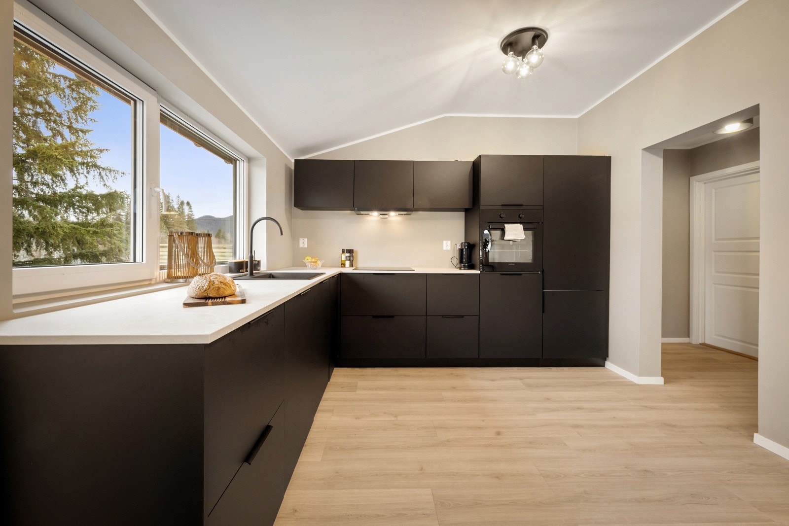 Åpen planløsning gir god flyt mellom stue og kjøkken. Galleribilde