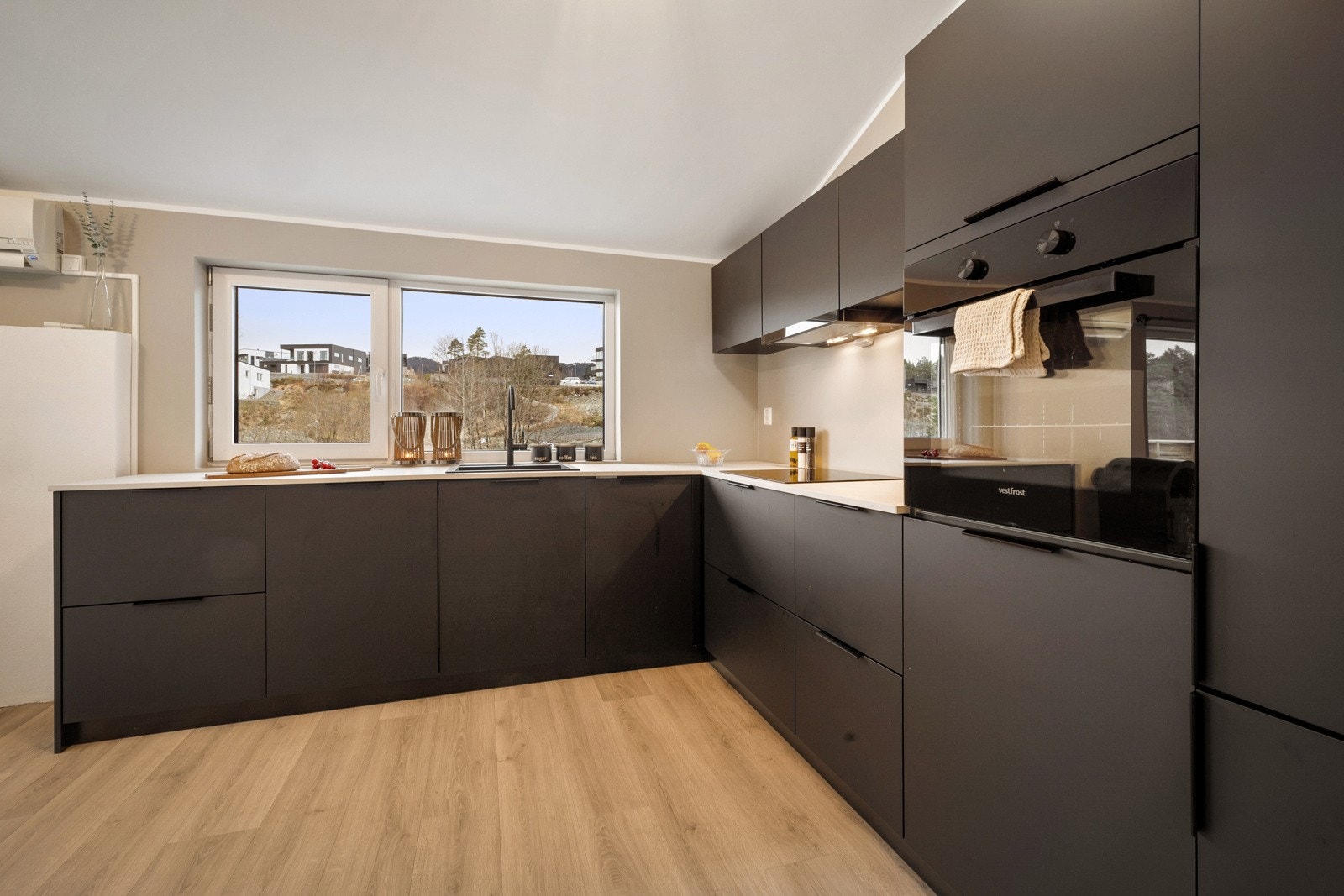 Det er integrert kjøl/fryseskap, oppvaskemaskin, induksjonstopp og stekeovn. Galleribilde